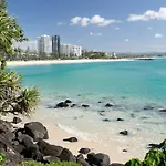 Breezy Bohemian Abode - Minutes From Burleigh Beach