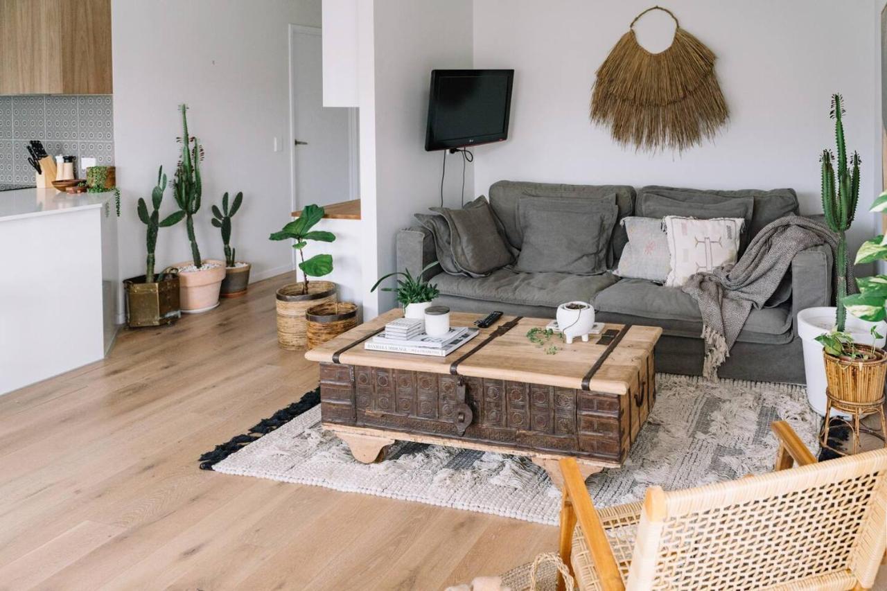 Apartment Breezy Bohemian Abode - Minutes From Burleigh Beach