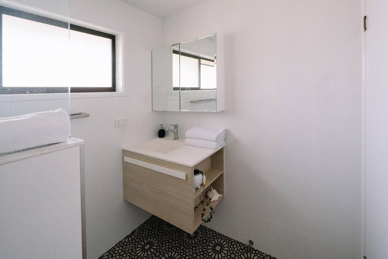 Breezy Bohemian Abode - Minutes From Burleigh Beach Apartment *
